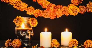 Vemos velas e flores. Conheça curiosidades de diferentes rituais fúnebres pelo mundo!