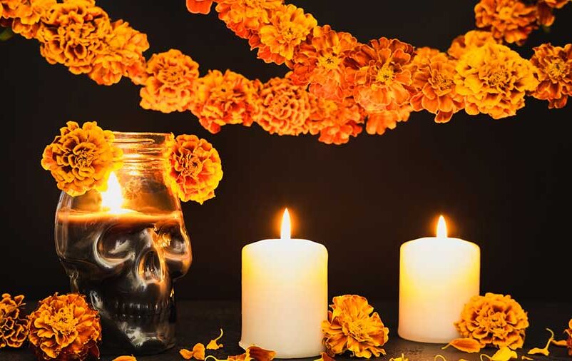 Vemos velas e flores. Conheça curiosidades de diferentes rituais fúnebres pelo mundo!