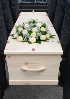 Traslado de corpos. Leia o artigo para entender como o embalsamamento de cadáver contribui.
