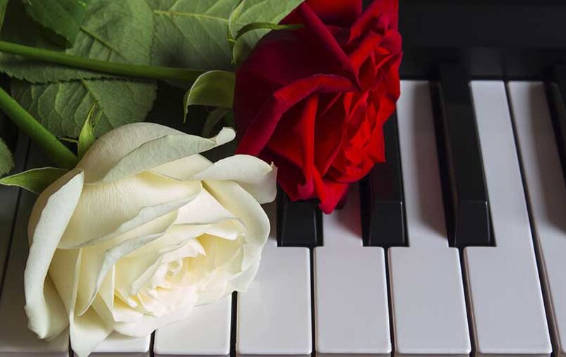 Flores e piano tocando as músicas para velório