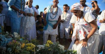 Pessoas realizando rituais da Umbanda após a morte de ente querido.