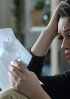 Mulher aprendendo como Escrever Uma Carta De Despedida