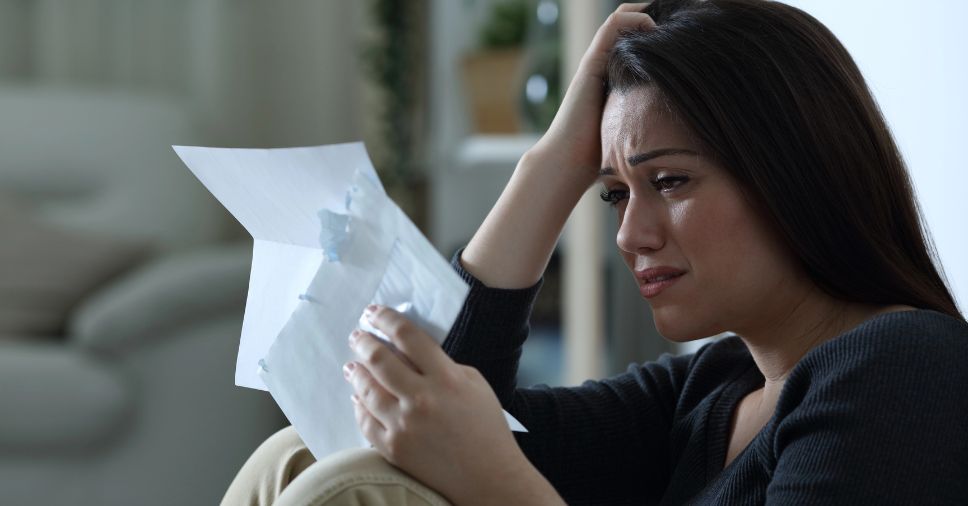 Mulher aprendendo como Escrever Uma Carta De Despedida