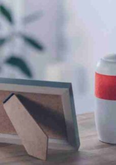 Objeto memorial sobre a mesa reforça a importância de comunicar o falecimento.