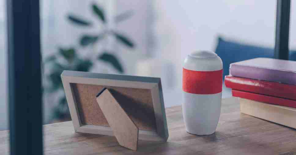 Objeto memorial sobre a mesa reforça a importância de comunicar o falecimento.