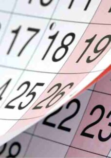 Cena com calendário representa organização de funeral no fim de semana.