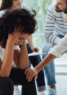 Mulheres dando apoio a outra te ajuda a saber o que fazer quando alguém morre.
