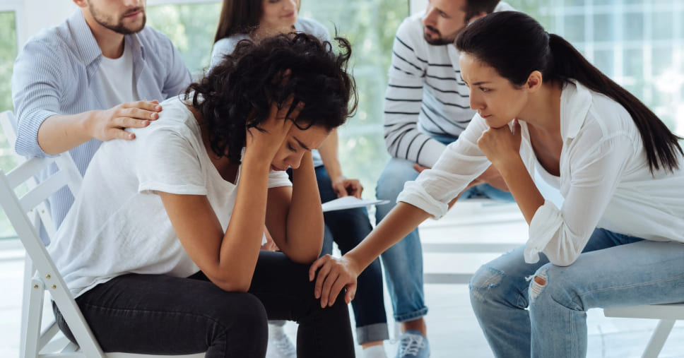Mulheres dando apoio a outra te ajuda a saber o que fazer quando alguém morre.
