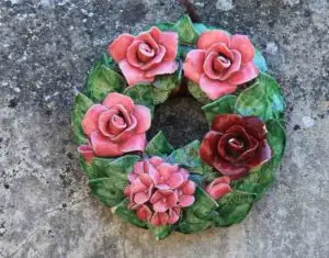 coroa de flores é símbolo de velórios