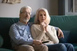 Casal de idosos assistindo dicas de filmes para refletir sobre a morte