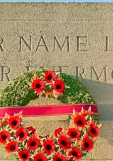 Coroa de flores e lapide com Epitafio
